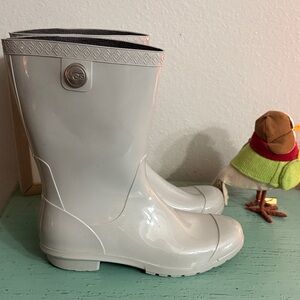 UGG Glossy Gray Boots SZ 8 box 132